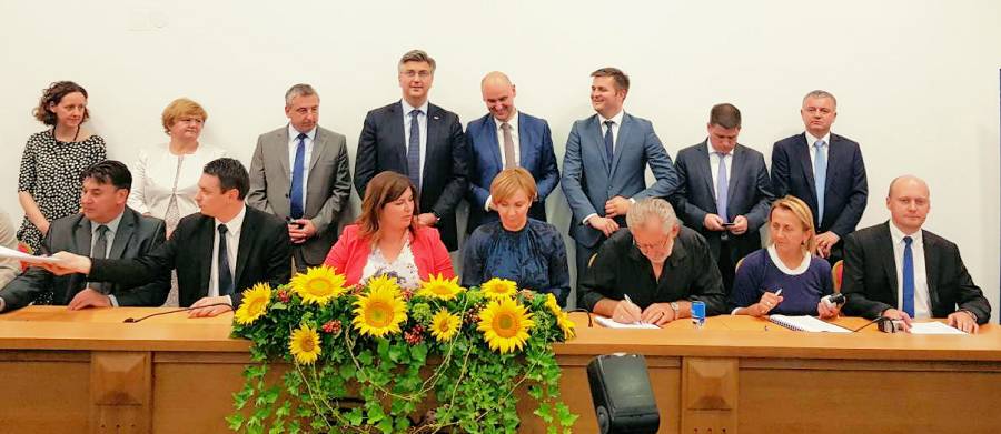 Drugi ugovor odnosi se na projekt pod nazivom "Sanacija i uređenje dječjeg vrtića "Zvončić" Našice, s ciljem poboljšanja materijalnih uvjeta u vrtiću, a temeljem objavljenog javnog poziva Ministarstva za demografiju, obitelj, mlade i socijalnu politiku. Ovim projektom Gradu Našicama odobreno je za poboljšanje materijalnih uvjeta u dječjem vrtiću 826.948,00 kn.