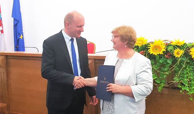 Drugi ugovor odnosi se na projekt pod nazivom "Sanacija i uređenje dječjeg vrtića "Zvončić" Našice, s ciljem poboljšanja materijalnih uvjeta u vrtiću, a temeljem objavljenog javnog poziva Ministarstva za demografiju, obitelj, mlade i socijalnu politiku. Ovim projektom Gradu Našicama odobreno je za poboljšanje materijalnih uvjeta u dječjem vrtiću 826.948,00 kn.